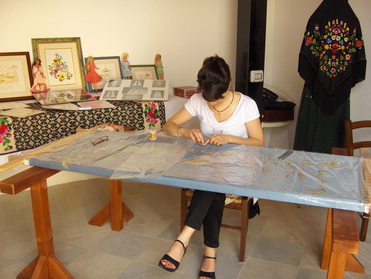 Giuliana al lavoro sull'abito della Madonna