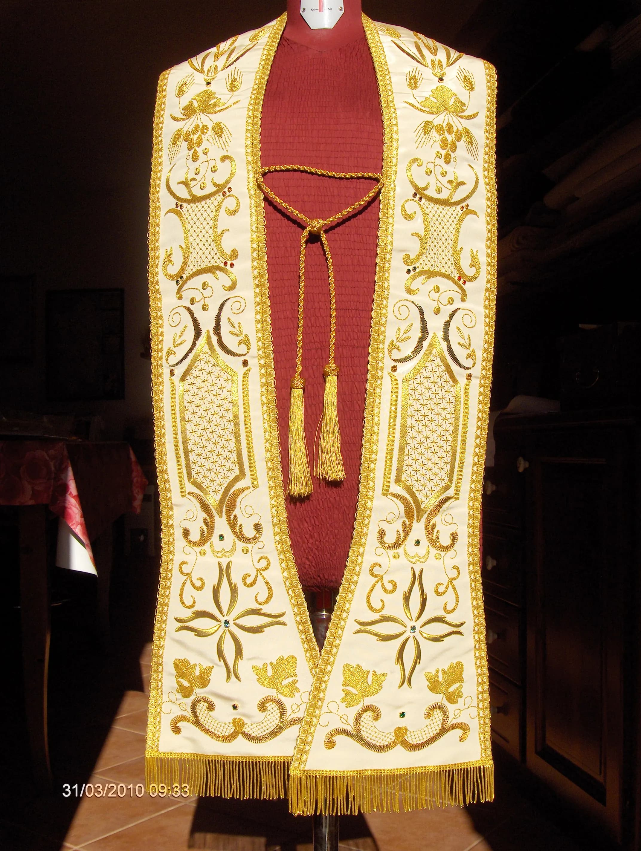 Stola ricamata in oro