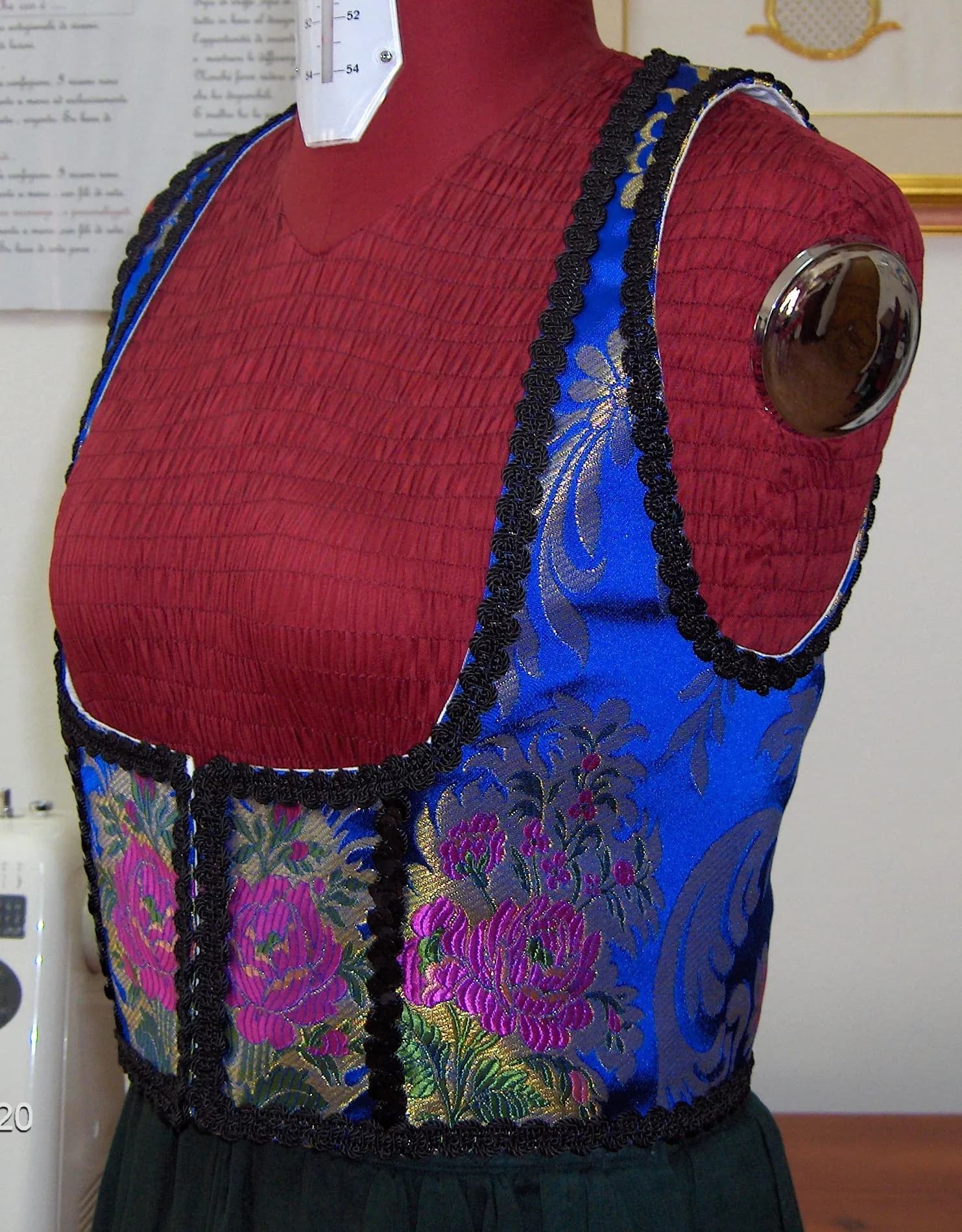 corpetto tipico del costume tradizionale Sardo (2)