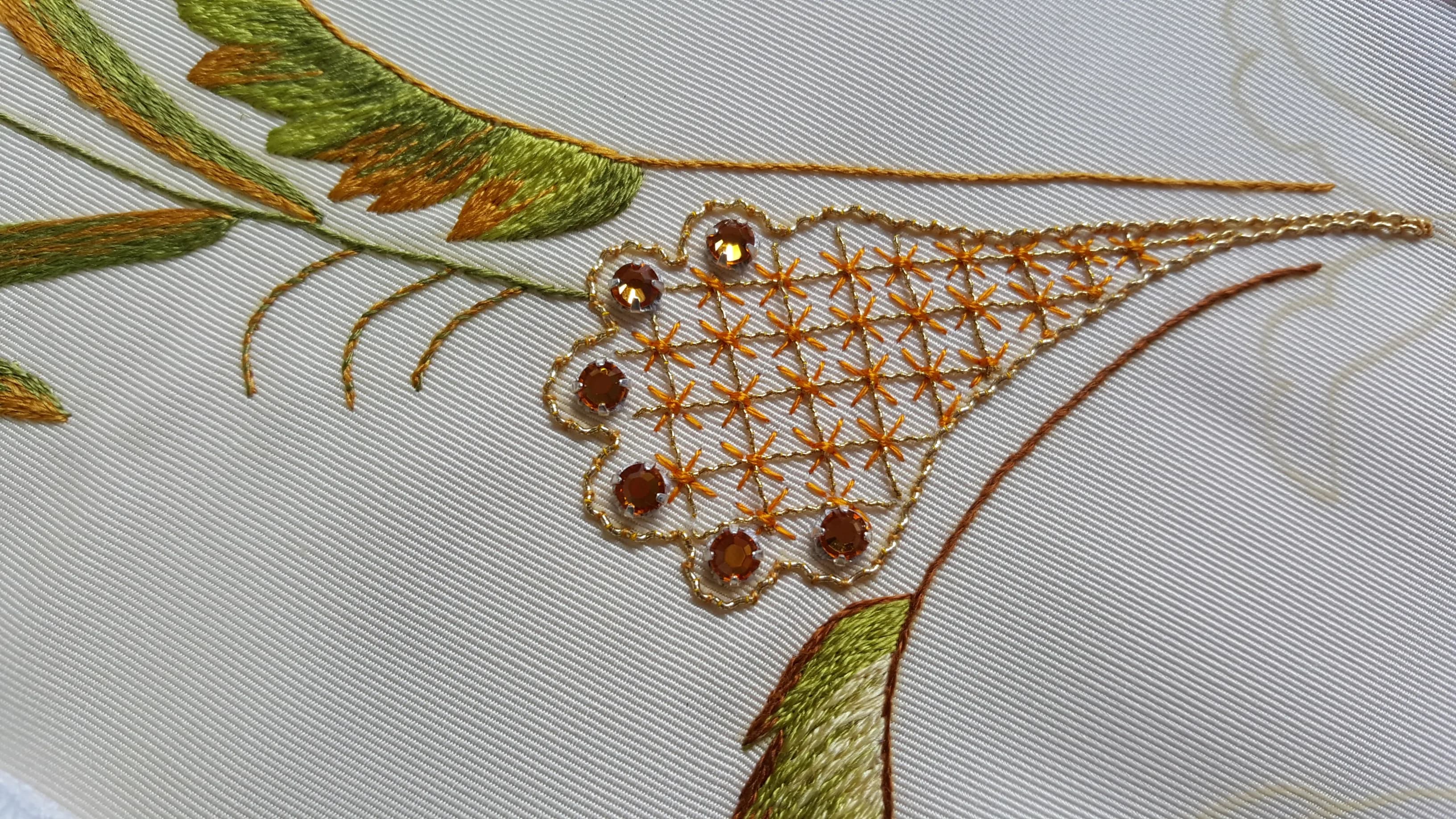 Particolare di ricamo con pietre swarovski