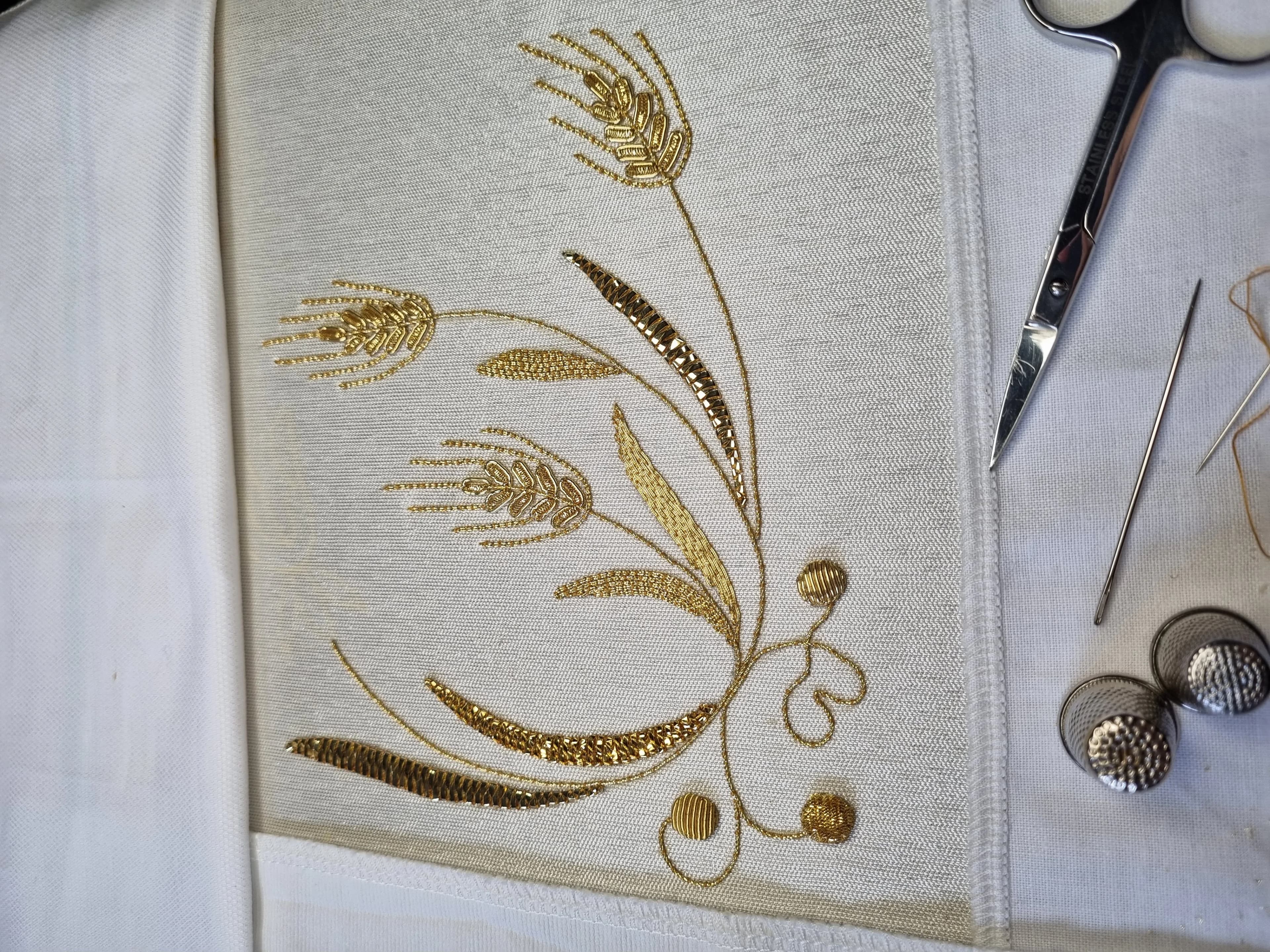 Particolari di ricamo in oro 3