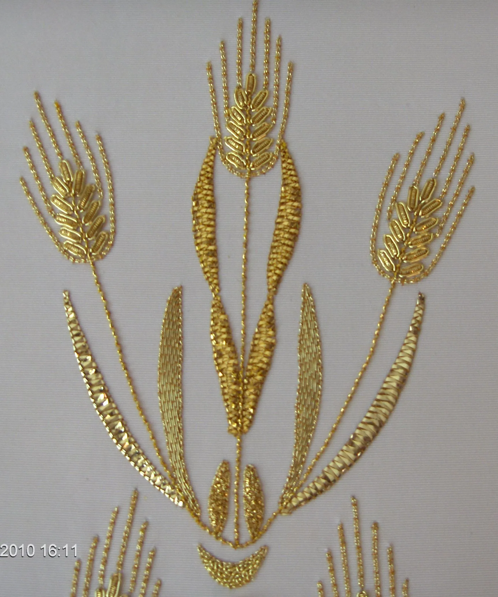 Particolari di stola ricamata in oro 1