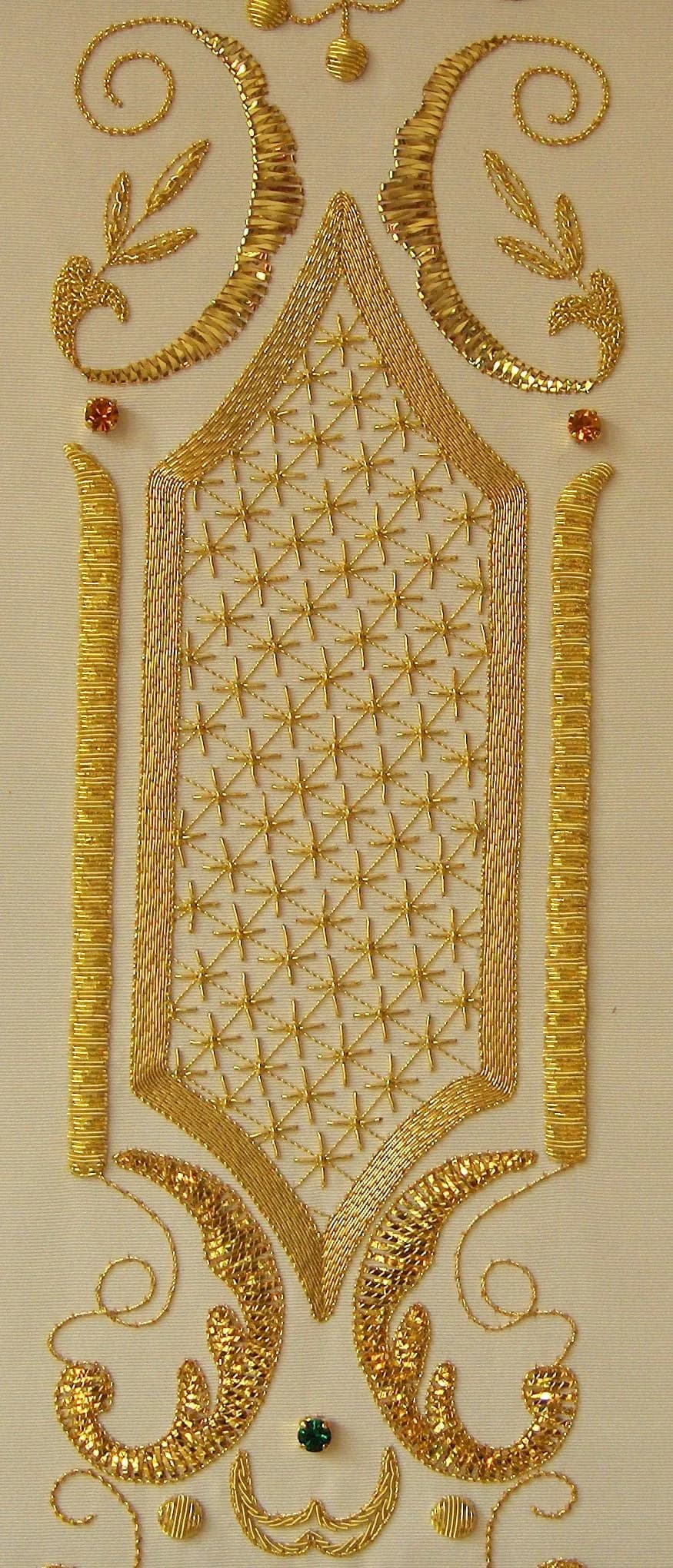 Particolari di stola ricamata in oro 2