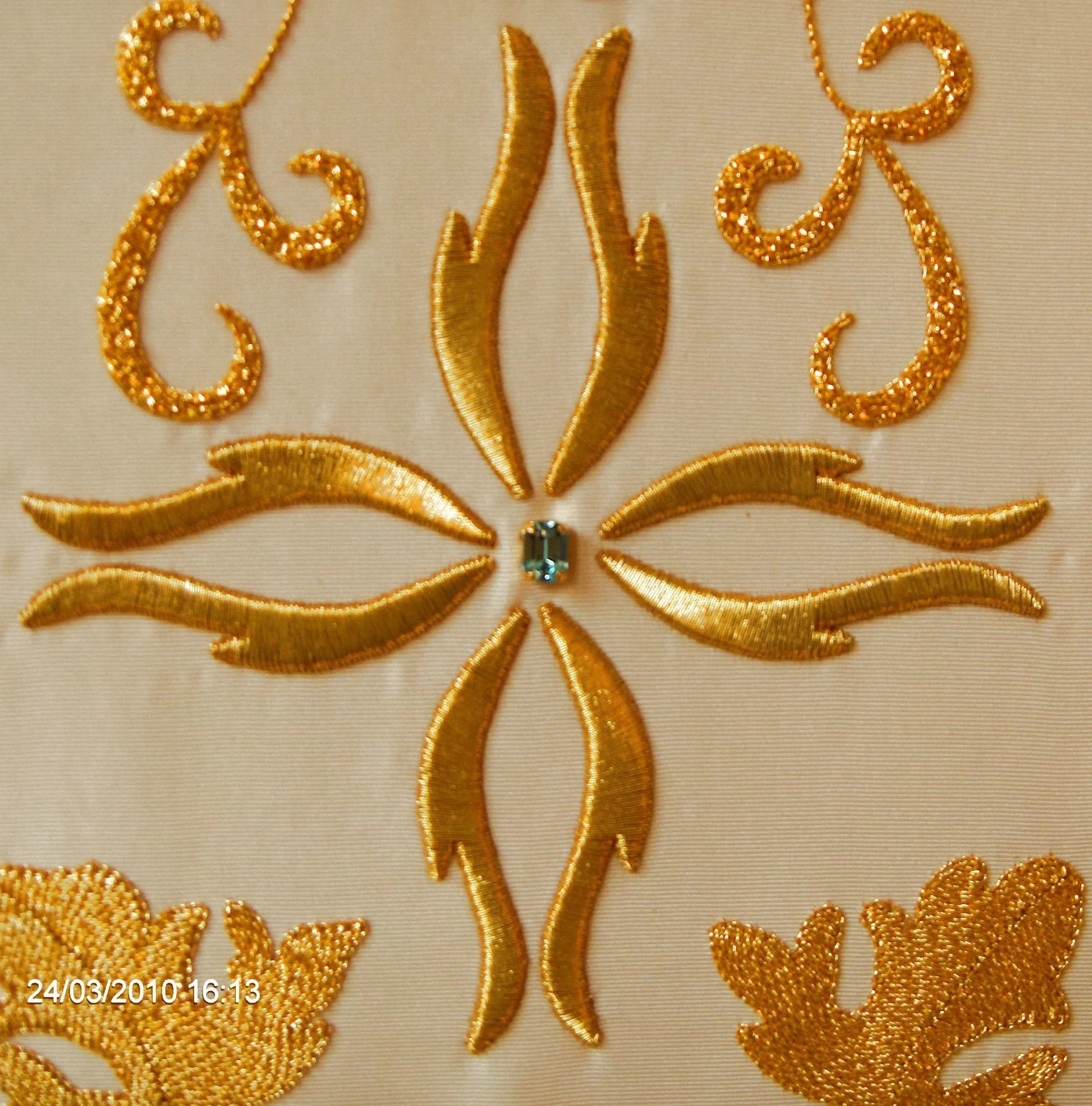 Particolari di stola ricamata in oro 3