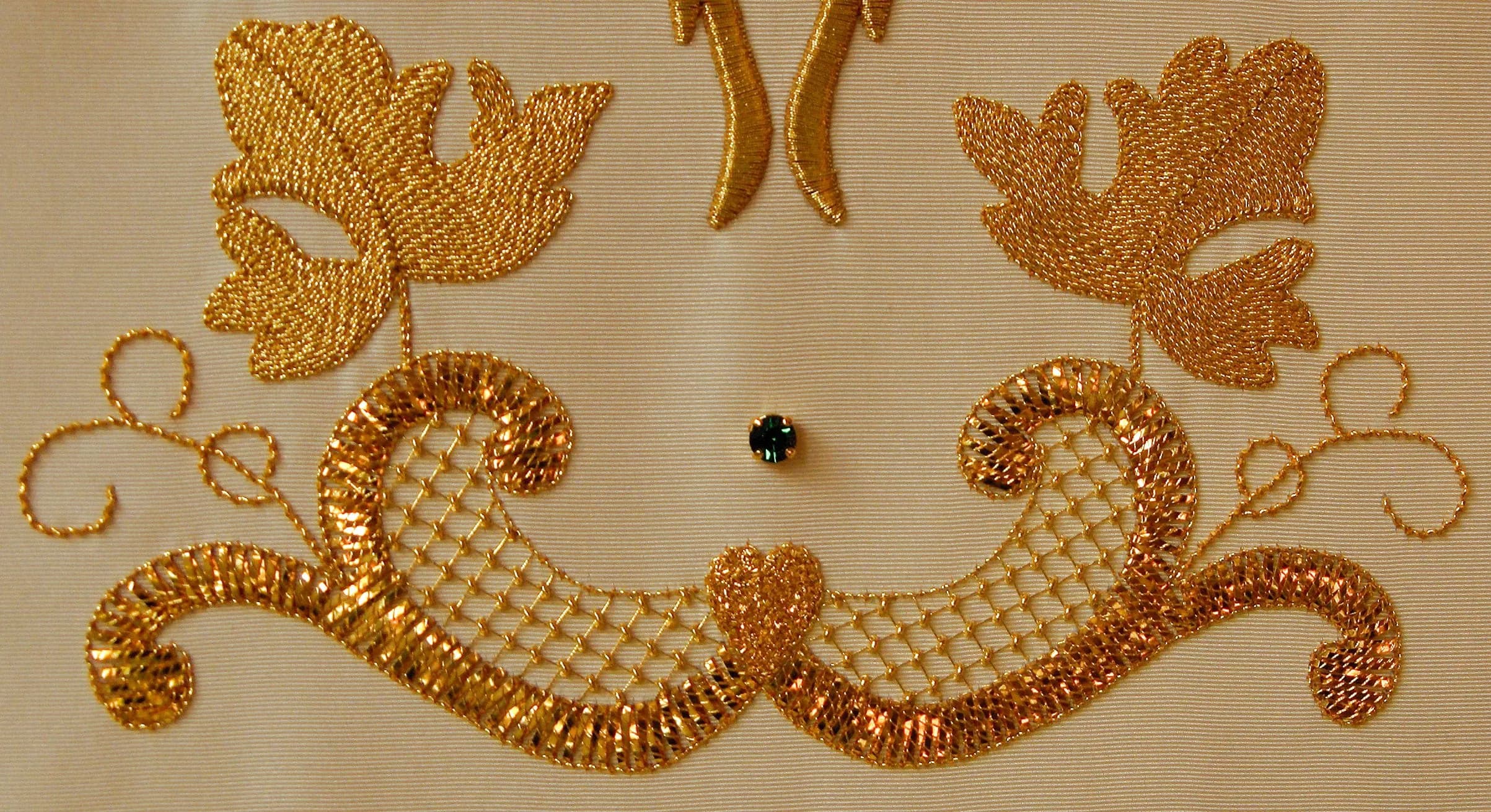 Particolari di stola ricamata in oro 4