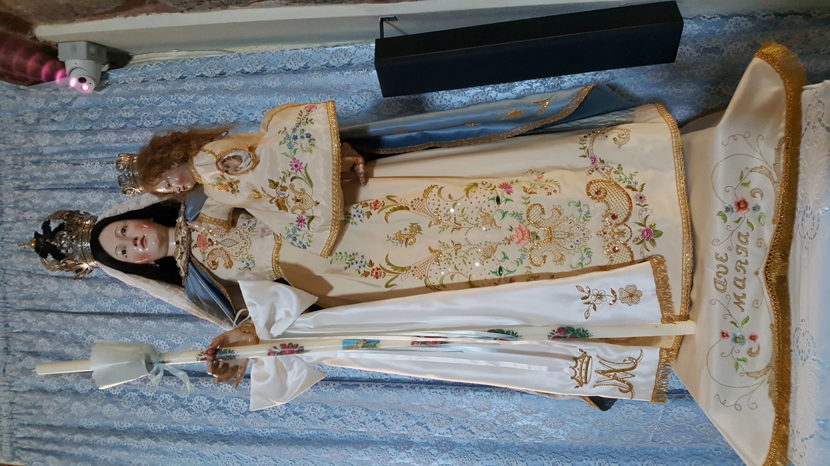 Vestito ricamato in oro e seta